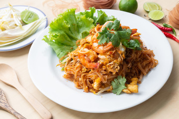Deliciuos brown rice noodles with shrimp 