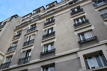 Obraz premium flat building in Paris (France)