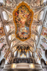 Der Innenraum der Klosterkirche Sankt Emmeram in Regensburg