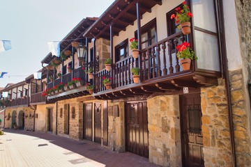 Fototapeta na wymiar Pueblo de Argoño y su arquitectura tradicional en Cantabria. España