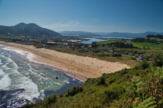Playa de Trengandin desde el Monte Brusco. Noja, Cantabria, Espa&ntilde;a.