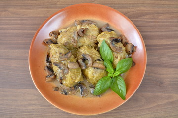 gołąbki z sosem pieczarkowym