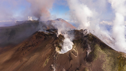  Etna e il suo cratere in un paesaggio vulcanico visto dall'alto  © Etna ·REC Attivo