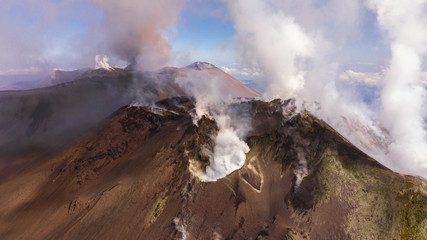  Etna e il suo cratere in un paesaggio vulcanico visto dall'alto 