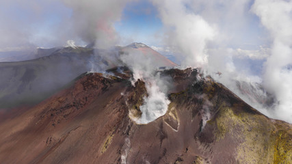 L'Etna e iI cratere del vulcano in Sicilia -in una veduta panoramica dall'alto © Etna ·REC Attivo