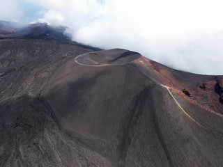Il Cratere Barbagallo sul vulcano Etna in Sicilia visti dall'alto © Etna ·REC Attivo