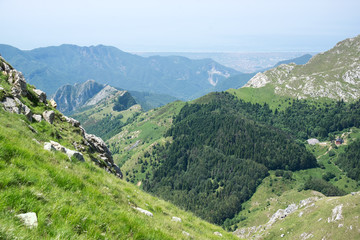 Fototapeta na wymiar Mountains in the Apuan Alps in Tuscany, Italy