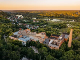 Fototapeten Verlassene Gebäude Ruinierte überwucherte verlassene Zuckerfabrik in Ramon, Luftbild  © Mulderphoto