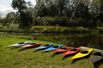 many rowing slalom boats lie on the lake