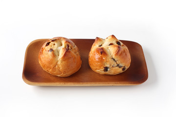 お皿にのせた レーズン パン 白背景