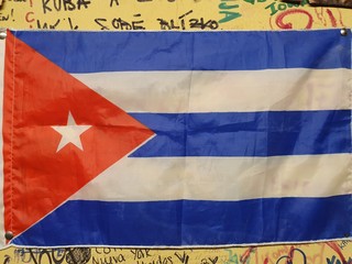 Bandera cubana al frente del graffiti
