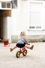 Jeune enfant en vélo