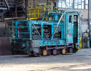 alte blaue Dieselokomotive in einer Werkshalle