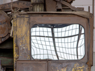 Spiegelung der Fabrikfenster in einem Kranfenster