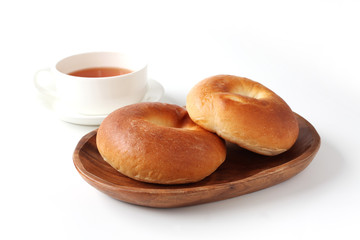 お皿にのせた ベーグル プレーン パン 白背景