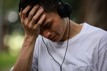 音楽を聴きながら泣く男性