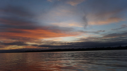 amanhecer no rio amazonas