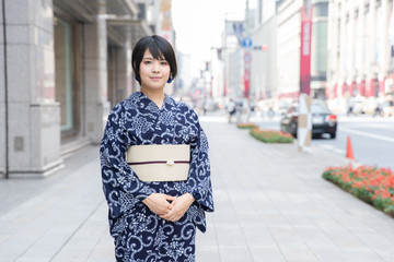 浴衣姿の黒髪女性