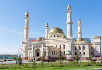 Fototapeta na wymiar Petropavlovsk, Kazakhstan - August 20, 2019: Large Muslim mosque against the sky in the city. Nature, landscape.