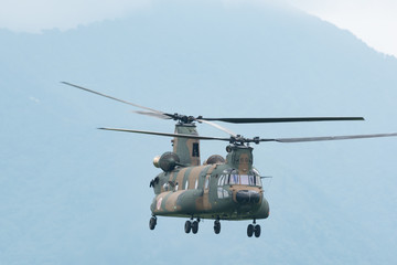 Fototapeta na wymiar 飛行する陸上自衛隊のヘリコプター