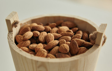 almendras en bowl de madera