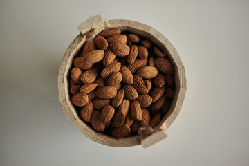 almendras en bowl de madera