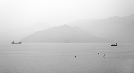 白い瀬戸内海・PM2.5に覆われた海 / 山口県岩国市由宇町神東