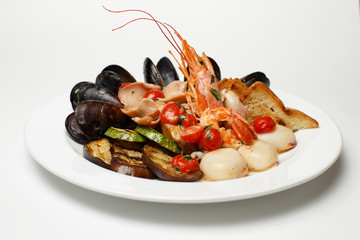 sea food mix with grilled vegetables and toasts