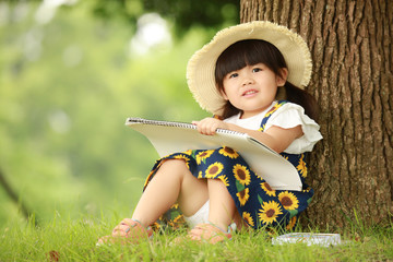 絵を描く女の子