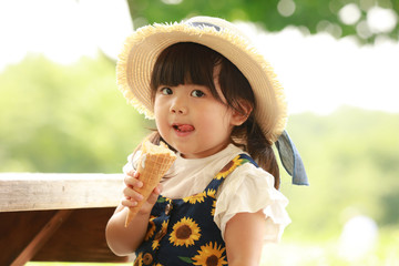ソフトクリームを食べる女の子
