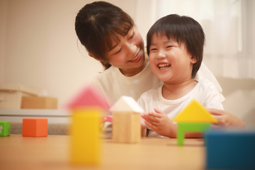 積み木で遊ぶ親子