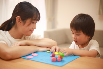 Obraz na płótnie Canvas 粘土で遊ぶ親子