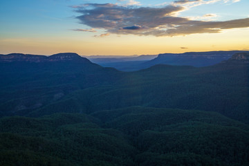 Fototapeta na wymiar sunset at three sisters lookout, blue mountains, australia 31