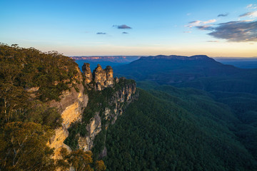 Fototapeta na wymiar sunset at three sisters lookout, blue mountains, australia 33