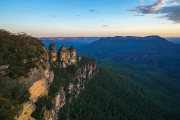 Fototapeta na wymiar sunset at three sisters lookout, blue mountains, australia 35