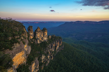 Fototapeta na wymiar sunset at three sisters lookout, blue mountains, australia 48