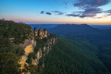 Obraz premium sunset at three sisters lookout, blue mountains, australia 52