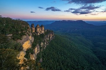 Fototapeta na wymiar sunset at three sisters lookout, blue mountains, australia 55