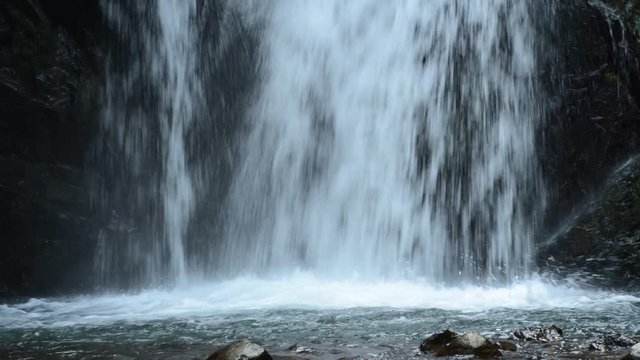 滝つぼに落ちる坂口の滝