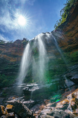 Obraz premium słońce nad wodospadami Wentworth Falls, Park Narodowy Blue Mountains, Australia 4