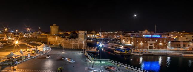 Fototapeta na wymiar Livorno, Italia, 18 agosto 2019, 23.00, vista del porto dal traghetto