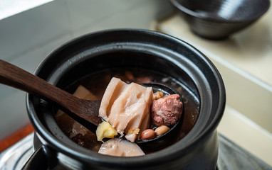 Lotus root peanut soup in the sand pot of Guangdong old fire soup kitchen stove