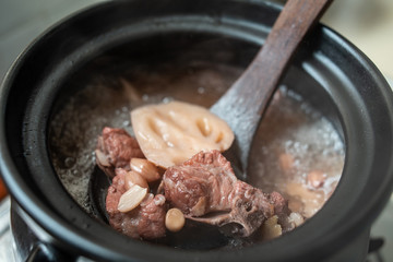 Lotus root peanut soup in the sand pot of Guangdong old fire soup kitchen stove