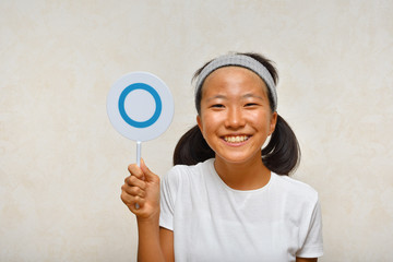 マルを出す女の子（○×プレート）