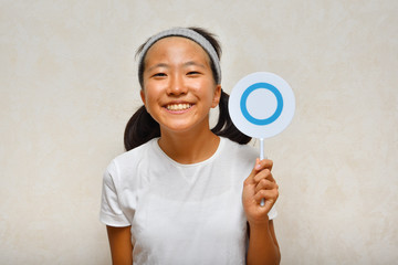 マルを出す女の子（○×プレート）