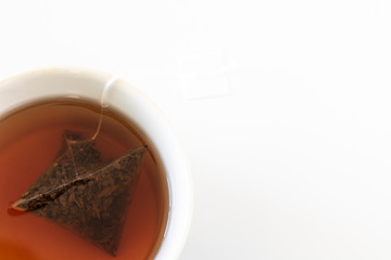 ティーバッグから紅茶を作っているところ