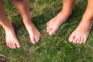 F&uuml;sse Kinder auf Gras