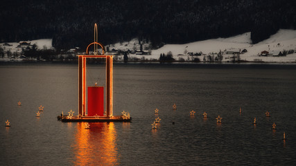 Schwimmende Adventskerze im Salzkammergut