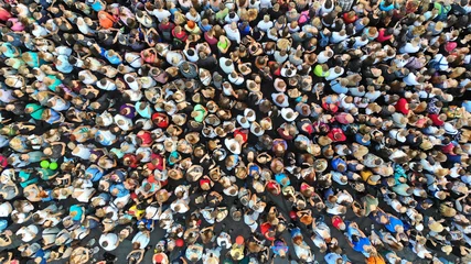 Foto op Canvas Antenne. Mensen menigte achtergrond. Massale bijeenkomst van veel mensen op één plek. Bovenaanzicht. © Dmytro