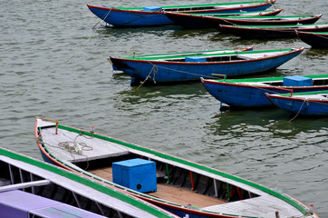 Fototapeta na wymiar Colored boats on de Ganges river in Varanassi, India